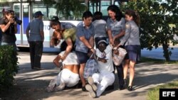 Policía política reprime a Damas de Blanco