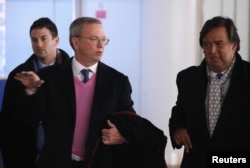 El Presidente Ejecutivo de Google Eric Schmidt (i) junto al ex gobernandor de New Mexico Bill Richardson (d) abandonar Pyongyang.