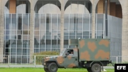  Vehículos del Ejército brasileño se posicionan frente al Palacio del Itamaraty, en Brasilia, para de las labores de seguridad de la XLIV Cumbre semestral del Mercosur. 
