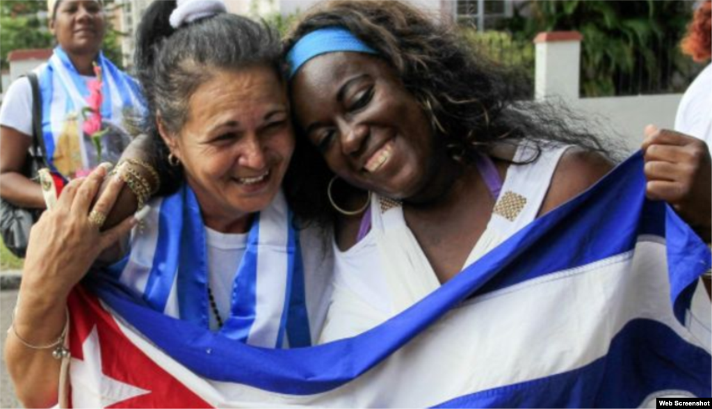 Las Damas de Blanco Haideé Gallardo (izq.) y Sonia Garro (der.) en el Parque Gandhi luego de participar en la habitual marcha de las Damas por l5 Avenida e domingo 11 de enero. Foto BBC.mundo