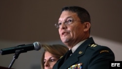 General colombiano que había sido secuestrado por las FARC pide la baja del ejército.