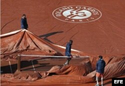 El personal prepara la pista Philippe Chatrier de Roland Garros.