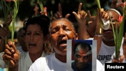 Reina Loyna Tamayo, madre de Orlando Zapata Tamayo, sostiene una foto de su hijo fallecido a causa de una huelga de hambre. Foto tomada el 20 de junio de 2010. (REUTERS/Desmond Boylan).