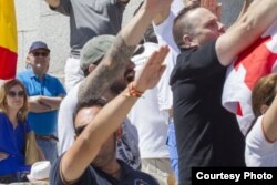 Jóvenes hacen el saludo fascista en el Valle de los Caídos.