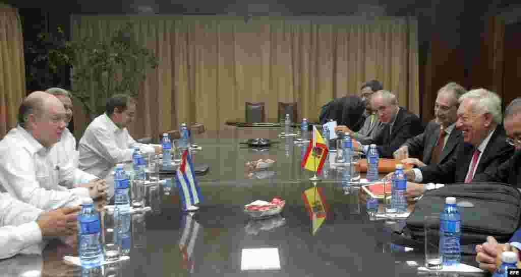 El ministro español de Asuntos Exteriores, José Manuel García-Margallo (d), participa en una reunión con el ministro de Comercio Exterior de Cuba Rodrigo Marmierca (i) 