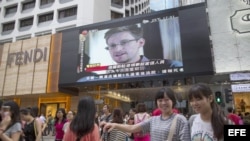 Archivo - Noticiero de Honk Kong dando información sobre Edward Snowden. 