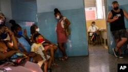Cubanos en un policlínico en espera de la vacuna Abdala. AP Photo/Ramon Espinosa