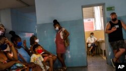Cubanos en un policlínico en espera de la vacuna Abdala. (AP Photo/Ramon Espinosa).