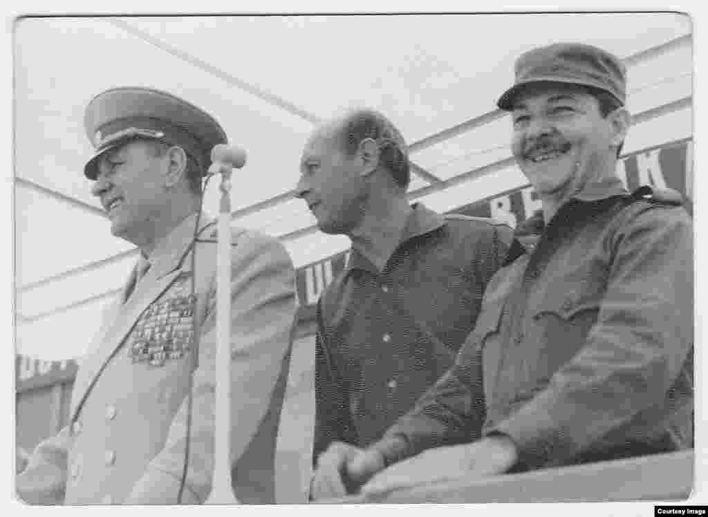 Raúl Castro (derecha), con el Mariscal Andrei A. Grechko (izq), ministro de defensa de la URSS.