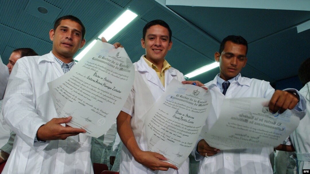 Archivo. Jóvenes doctores graduados en la Escuela Latinoamericana de Ciencias Médicas