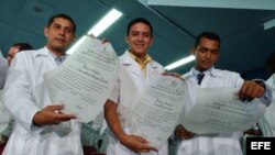 Archivo. Jóvenes recién graduados de doctores en la Escuela Latinoamericana de Ciencias Médicas (ELAM) muestran sus títulos de doctores.
