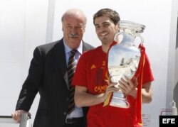 El capitán de la selección española, Iker Casillas (d), y el seleccionador, Vicente del Bosque, con el trofeo de campeones de la Eurocopa.