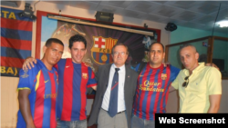 Pere Mentriut Fanes, presidente de la Federación de Peñas del Fútbol Club Barcelona, con fanáticos en Pinar del Río.