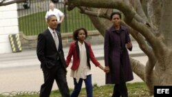 El presidente estadounidense, Barack Obama (izda), camina por el parque Lafayette junto a su mujer, Michelle Obama (dcha), y Shasha (centro), la hija de ambos, para asistir a misa en la iglesia de Saint John en Washington (Estados Unidos) el domingo.