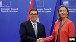 El ministro cubano de Exteriores, Bruno Rodríguez (i), saluda a la jefa de la diplomacia europea, Federica Mogherini, antes de la reunión sobre el acuerdo de diálogo y cooperación UE-Cuba en Bruselas (Bélgica) el 12 de diciembre de 2016. 