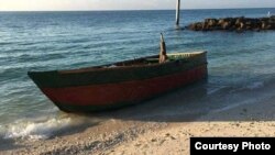 Siete cubanos procedentes de Mariel arribaron a Cayo Hueso en esta embarcación rústica el 20 de diciembre de 2017