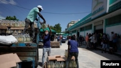 Empleados descargan mercancía el 28 de julio de 2020 en la primera tienda mayorista para el abastecimiento de cuentapropistas en La Habana (Alexandre Meneghini/Reuters).