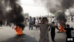 KHI06 LARKANA (PAKISTÁN) 21/09/2012.- Paquistaníes incendian neumáticos durante una manifestación contra la polémica película sobre Mahoma, en Pakistán, hoy, viernes 21 de septiembre de 2012. Las embajadas de Europa y EEUU han extremado la seguridad por t