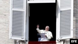 El papa Francisco bendice a los miles de peregrinos que abarrotaron la Plaza de San Pedro 