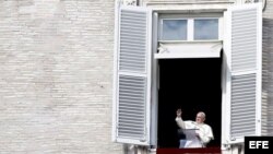 El papa Francisco bendice a los miles de peregrinos que abarrotaron la Plaza de San Pedro 