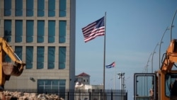 Vista de la Embajada de Washington en La Habana con las banderas de EEUU y Cuba. (Reuters/Alexandre Meneghini/Archivo)