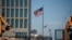 Vista de la Embajada de Washington en La Habana con las banderas de EEUU y Cuba. (Reuters/Alexandre Meneghini/Archivo)