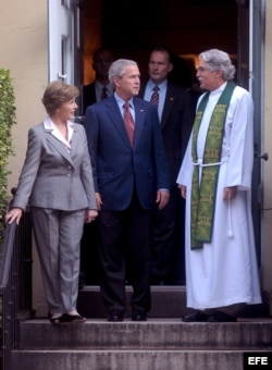 El presidente de los Estados Unidos George W. Bush (c) y la primera dama Laura Bush (i) hablan con el reverendo Luis León (d) tras asistir a una misa en la Iglesia Saint Johns en Washington, D.C., Estados Unidos.