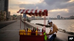 Un vendedor de granizado espera clientes en el Malecón de La Habana. (AP/Ramón Espinosa/Archivo)