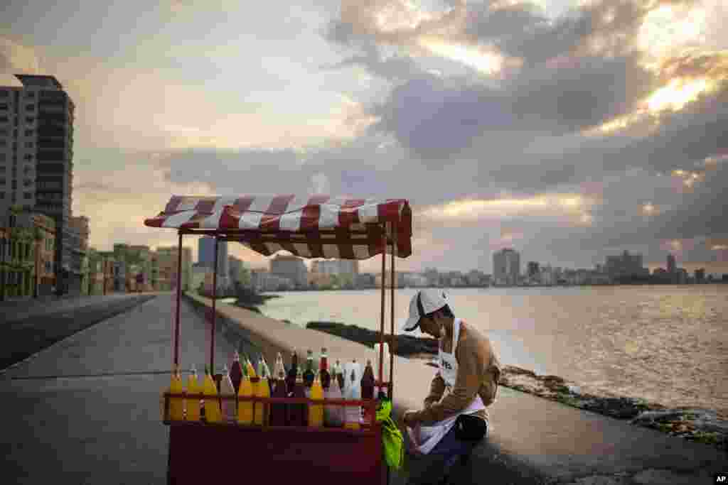 Un vendedor de granizado espera clientes en el Malecón de La Habana, vacío por las medidas de distanciamiento social impuestas tras la llegada de la pandemia de coronavirus a la isla.
