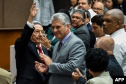 Raúl Castro y Miguel Díaz Canel, nominado a sucederle.