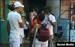 Amaury Pacheco recibe a los visitantes de la expo "El sentido de atesorar horrores" en su apartamento de Alamar, en La Habana.