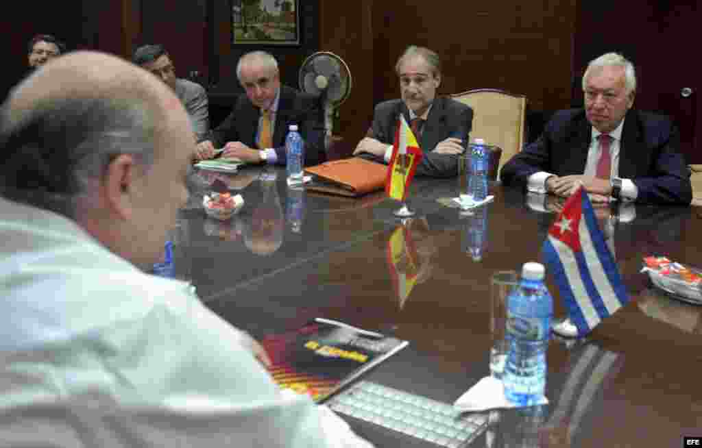 El ministro español de Asuntos Exteriores, José Manuel García-Margallo (d), participa en una reunión con el ministro de Comercio Exterior de Cuba Rodrigo Marmierca (i). 