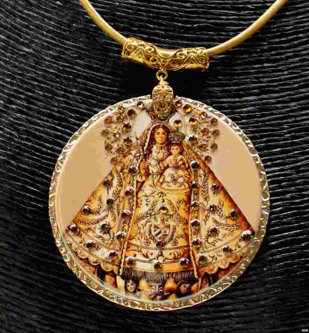 9- Caridad del Cobre (medalla ámbar, con cristales Swarovski; porcelana).