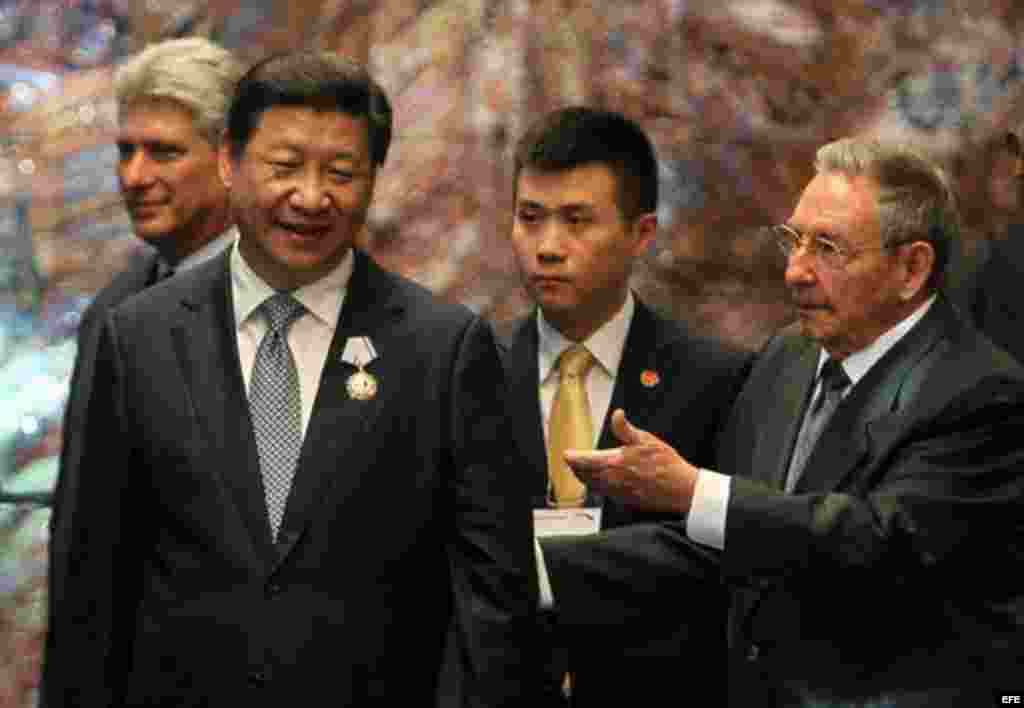 Raúl Castro (d), condecora a su homólogo de China, Xi Jinping (i), con la orden José Martí en el Palacio de la Revolución de La Habana (Cuba).