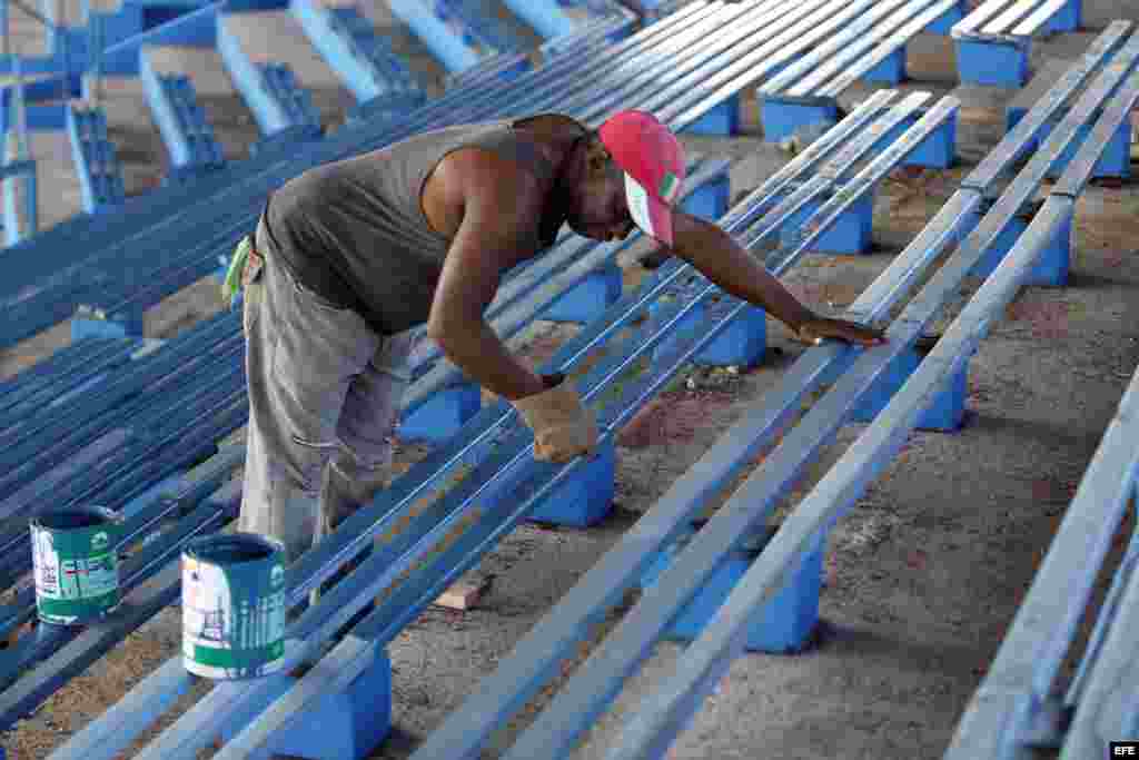 Un trabajador del estadio Latinoamericano de béisbol realiza labores de mantenimiento.