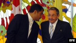 ARCHIVO. Raúl Castro y Rafael Correa.