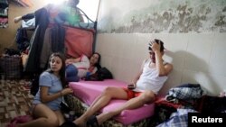 Migrantes venezolanos permanecen en un albergue temporal en el distrito de San Juan de Lurigancho, Lima, Perú, 9 de noviembre de 2018. (REUTERS).