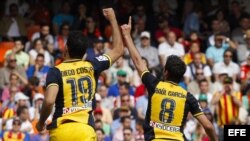 Los jugadores del Atlético de Madrid Raúl García (d) y Diego Costa (i) celebran