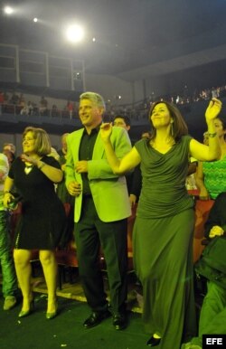 Díaz-Canel baila junto a Mariela Castro durante una gala contra la homofobia en el Karl Marx.