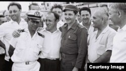 Raúl Castro y los marinos del Lgove