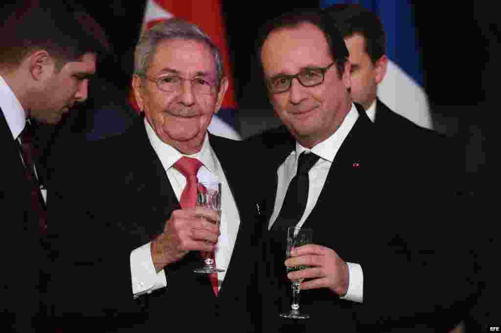 Brindis en el Palacion del Elíseo entre Raúl Castro y Francois Hollande.