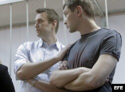 El bloguero ruso disidente Alexei Navalny (i) y su hermano Oleg, tras escuchar su sentencia en Moscú.