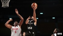 El jugador Facundo Ampazzo (c) de Argentina lanza sobre Javier Jústiz (i) de Cuba, durante un juego del Torneo FIBA Américas.