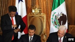 El presidente de Panamá, Ricardo Martinelli (d), y su par de México, Enrique Peña Nieto (c), firman convenios hoy, viernes 18 de octubre de 2013, en el marco de la Cumbre Iberoamericana