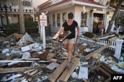 Brandy Jessen recoge objetos de la casa de su madre en Mexico Beach, Florida, arrasada por el huracán Michael.