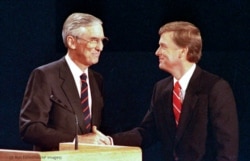 Los candidatos Bentsen, izquierda, y Quayle se dan la mano después de su debate vicepresidencial en Omaha (Nebraska) en 1988. (© Ron Edmonds/AP Images)
