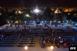 Una multitud espera antes del amanecer para lograr un buen sitio ante el Capitolio.