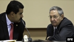 El presidente de Venezuela, Nicolás Maduro, en un aparte con Raúl Castro durante una reunión intergubernamental en La Habana. 