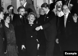 El entonces presidente Ronald Reagan junto a la primera dama Nancy Reagan durante una visita a Suiza, en 1985.