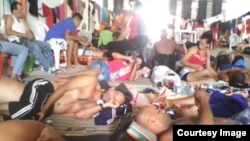 Más de 300 cubanos permanecen en una bodega de Turbo, en Colombia.